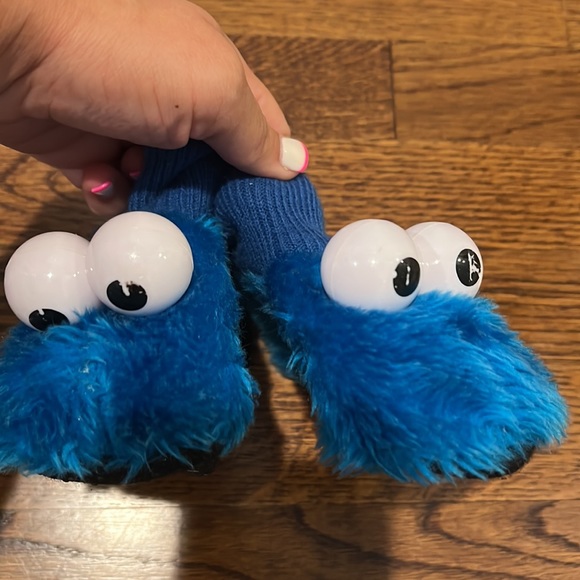 Cookie Monster Slippers - Picture 2 of 3